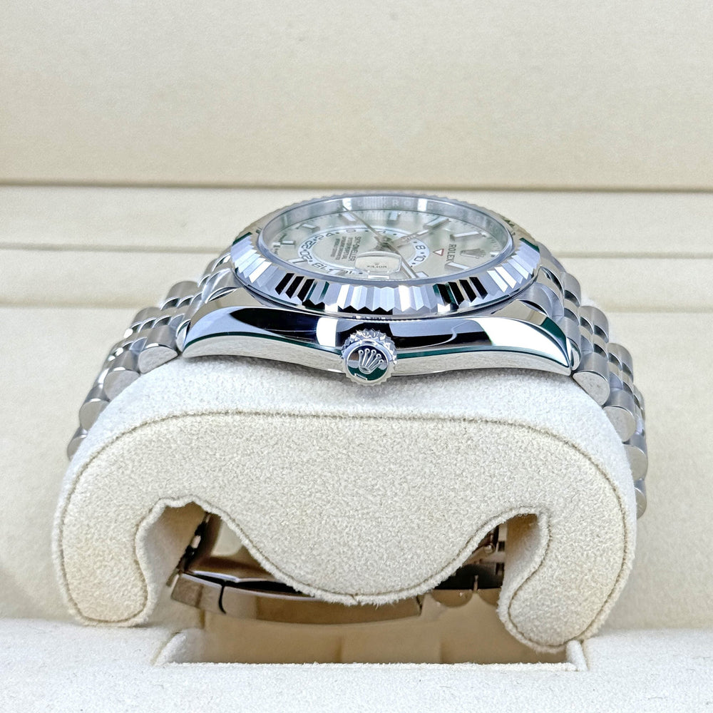 Sky-Dweller, 42mm, Oystersteel and 18k White Gold, White, Jubilee - image 3